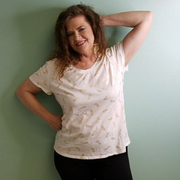 LOFT Tops - 🦋 White and Gold Metallic Pineapple T-shirt
